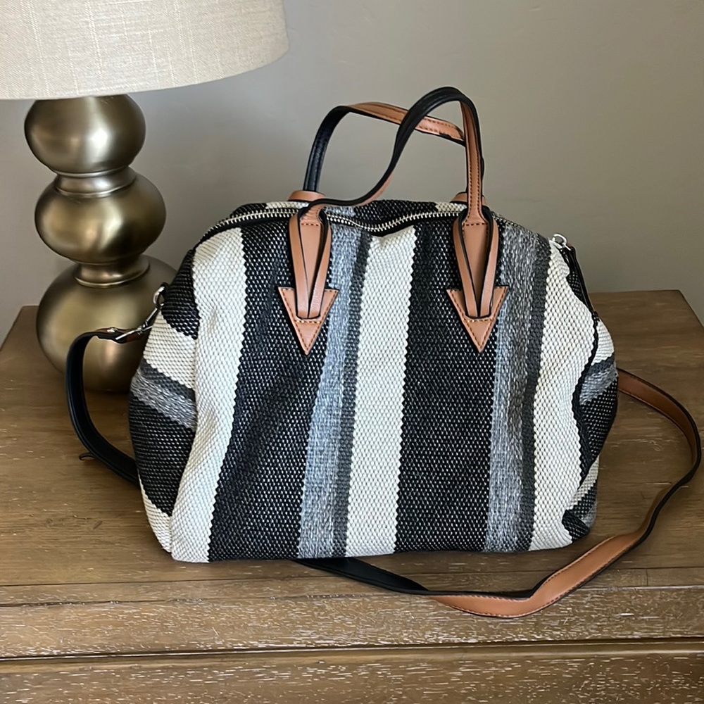 Handbag. Neutral. Patterned.